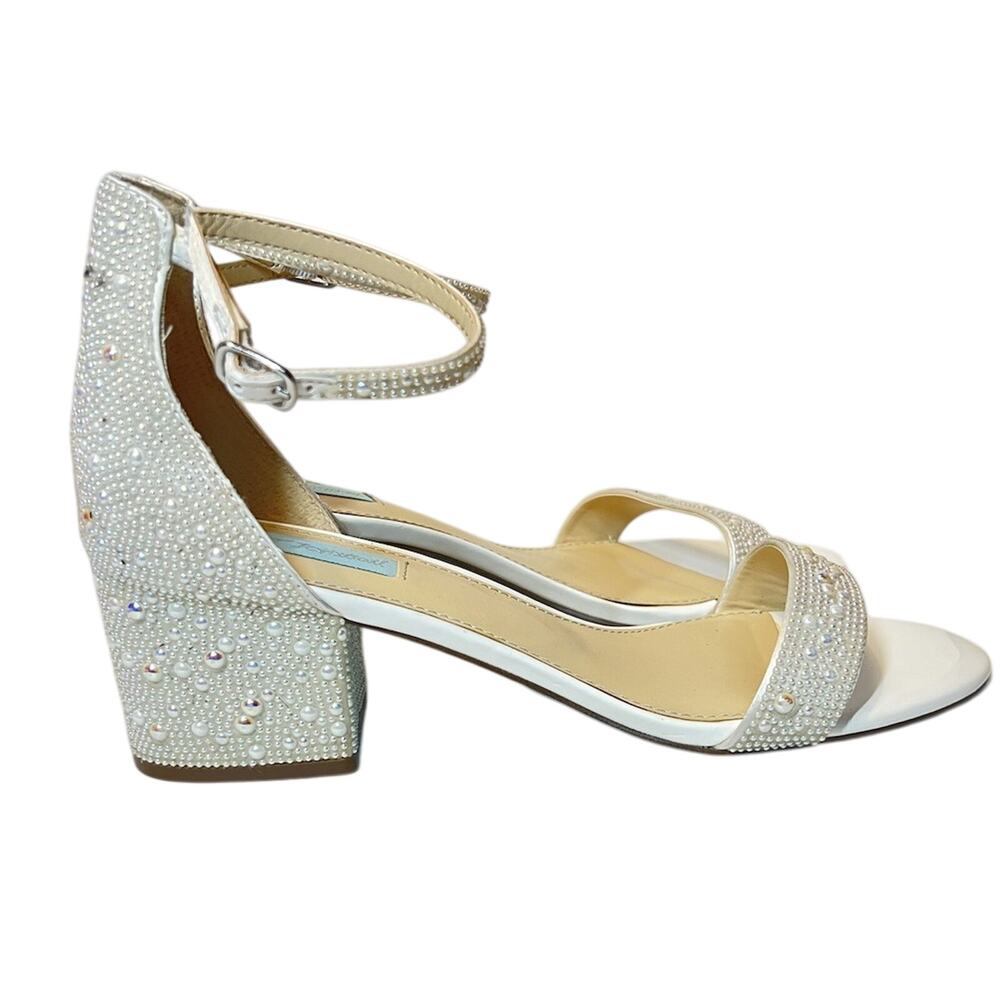 Betsey Johnson Women's SB-MARI Heeled Sandal 10M White
